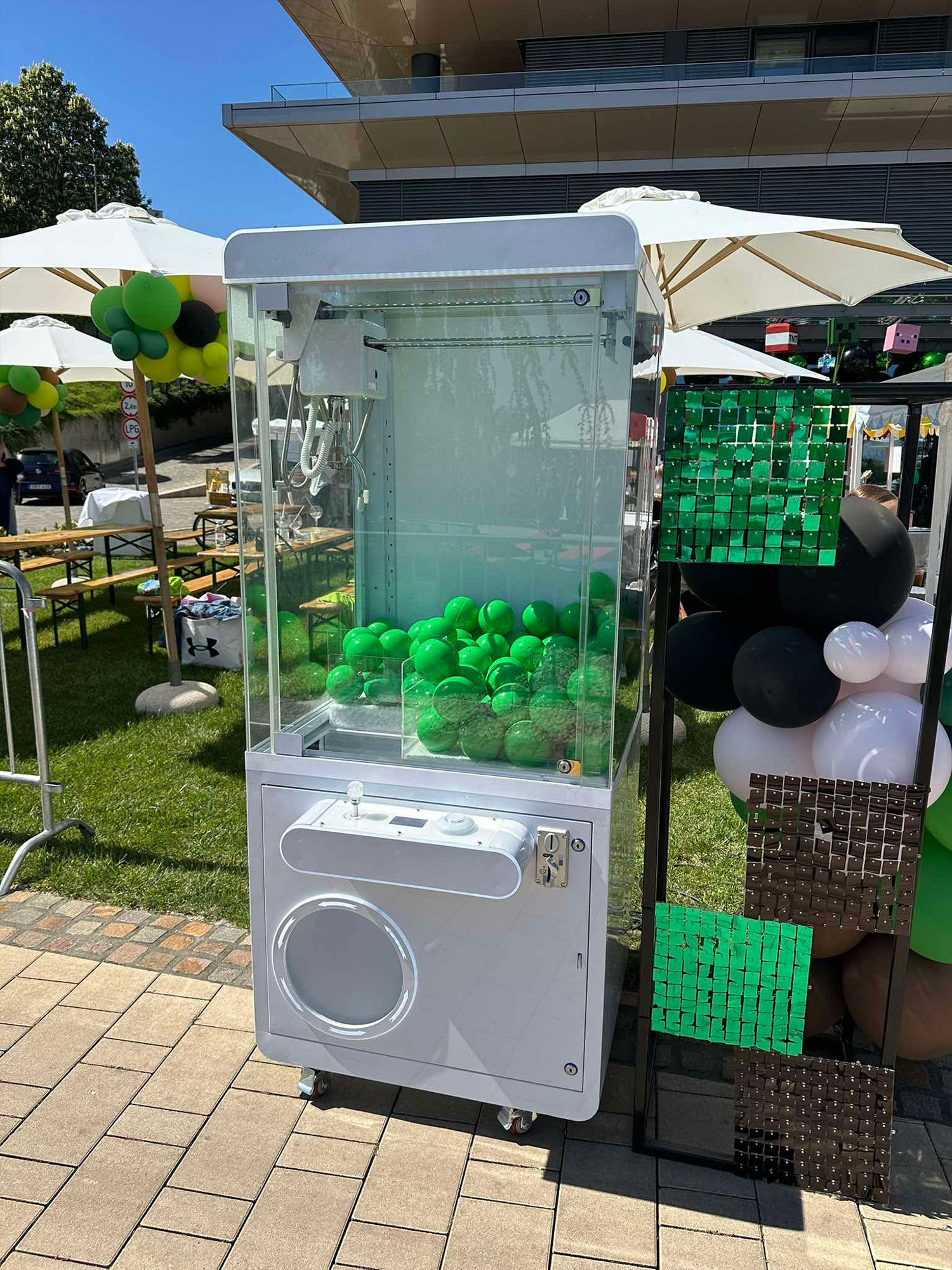 Claw Game XL — interactive event activation by Gifie